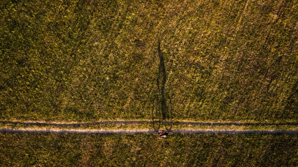 Воздушное Изображение Велосипедиста Горном Велосипеде Среди Полей Открытом Воздухе — стоковое фото