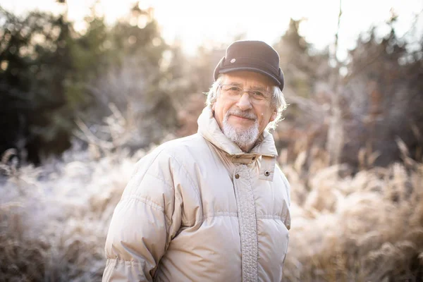 Glad Senior Man Som Går Utanför Porträtt Äldre Man Skog — Stockfoto