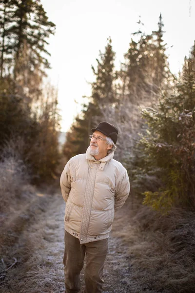 Ευτυχισμένος Ηλικιωμένος Που Βγαίνει Έξω Πορτραίτο Του Ηλικιωμένου Ένα Δάσος — Φωτογραφία Αρχείου
