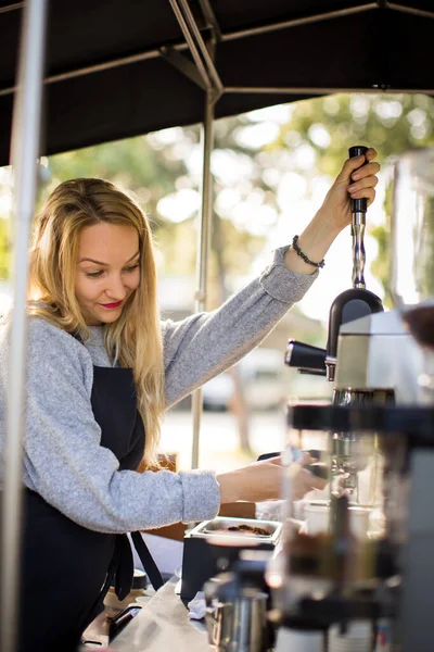 Vrouwelijke Barrista Die Koffie Zet Voor Klanten Een Mobiele Koffiebar Rechtenvrije Stockafbeeldingen