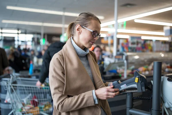 漂亮的年轻女子在超级市场 购物中心 杂货店购买日用品 用信用卡购物 彩色图像 浅色Dof — 图库照片