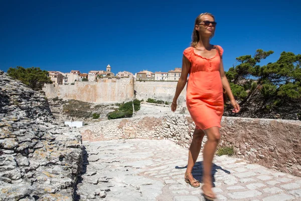 年轻的女游客欣赏法国科西嘉岛南岸的石灰岩悬崖博尼法乔老城 — 图库照片