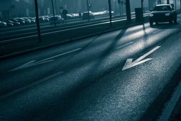 Κυκλοφορία Αυτοκινήτων Στην Πόλη Αυτοκίνητα Αστικό Δρόμο Που Ρυπαίνουν Τον — Φωτογραφία Αρχείου