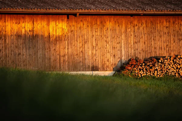 Dusk Settles Hillside Barn Evening Warm Sunlight Hitting Wooden Barn — Stock Photo, Image