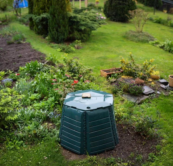 Zewnętrzny Pojemnik Kompostowanie Recyklingu Odpadów Organicznych Kuchni Ogrodu Pięknym Bujnym — Zdjęcie stockowe