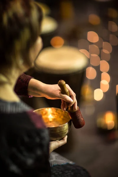 Женщина Играет Тибетской Чаше Пения Мелкий Dof Цвет Тонированное Изображение — стоковое фото