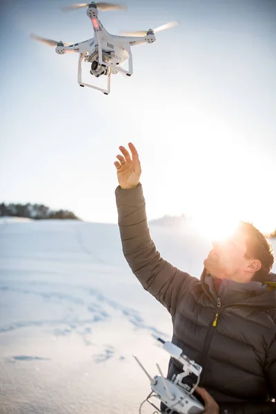 Giovane Uomo Che Controlla Suo Drone Mezzo Alla Neve Operatore Foto Stock