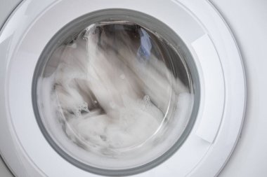 Çamaşır makinesini evde çamaşır makinesiyle yıkamak, ev elektroniği konsepti.