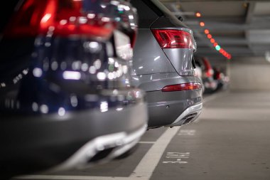 Yeraltı garajı ya da bir sürü araçlı modern otopark, perspektif
