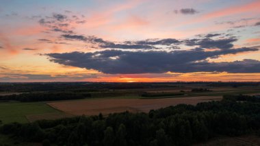 Güneş, Podlaskie Voyvoda 'sı, Polonya ve Avrupa ile kaplı orman ve tarlaların üzerinde renkli bir günbatımı