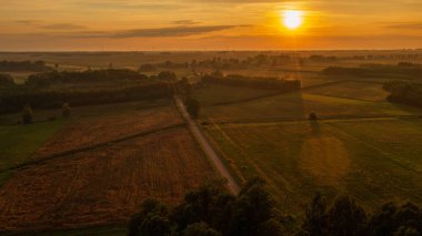 Orman ve tarlaların üzerinde renkli günbatımı günbatımı ışığı, Podlaskie Voyvodeship, Polonya, Avrupa