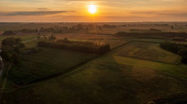Orman ve tarlaların üzerinde renkli günbatımı günbatımı ışığı, Podlaskie Voyvodeship, Polonya, Avrupa