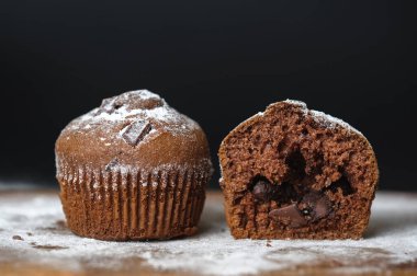 Tahtaya çikolata yapıştırılmış taze kekleri kapat.