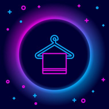 Siyah arkaplanda izole edilmiş bir askı simgesi üzerinde parlayan neon çizgisi havlusu. Banyo havlusu ikonu. Renkli taslak konsepti. Vektör.