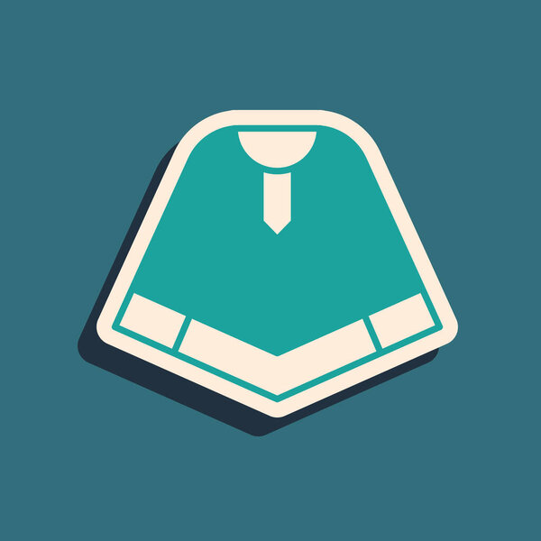 Зеленый традиционный мексиканский значок одежды пончо на зеленом фоне. Длинный стиль тени. Вектор.