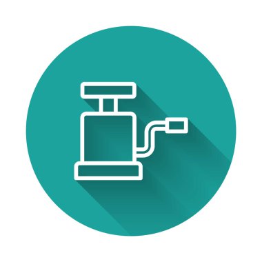 Beyaz çizgi araba hava pompası ikonu uzun gölge arkaplan izole. Yeşil daire düğmesi. Vektör.