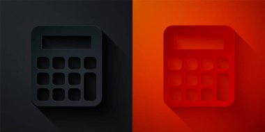 Kağıt kesiği Hesap Makinesi simgesi siyah ve kırmızı arkaplanda izole edildi. Muhasebe sembolü. İş hesaplamaları matematik eğitimi ve finans. Kağıt sanatı tarzı. Vektör