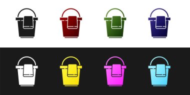 Siyah ve beyaz arkaplanda izole edilmiş paçavra simgesi olan Kova 'yı ayarla. Temizlik hizmeti konsepti. Vektör İllüstrasyonu.