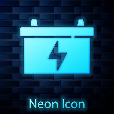 Parlayan neon araba akü ikonu tuğla duvar arkasında izole edildi. Akümülatör bataryası enerji ve elektrik akümülatörü bataryası. Vektör.