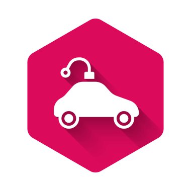 Beyaz Radyo kontrollü oyuncak ikonu uzun gölgeli arka planda izole edilmiş. Uzaktan kumandalı oyuncak. Pembe altıgen düğmesi. Vektör.