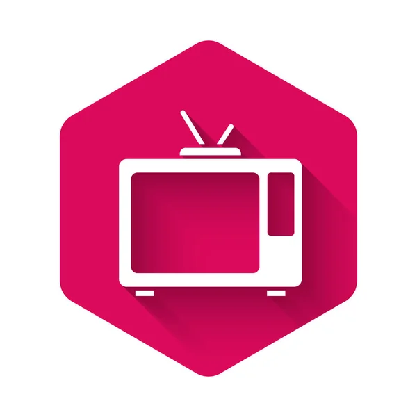 白色复古电视图标与长影隔离 电视信号 粉色六角形按钮 — 图库矢量图片
