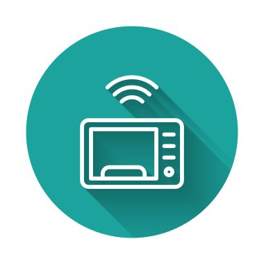 Beyaz çizgi Akıllı mikrodalga fırın sistemi ikonu uzun gölgeli izole edilmiş. Ev aletleri simgesi. İnternet kavramının kablosuz bağlantısı. Yeşil daire düğmesi. Vektör.