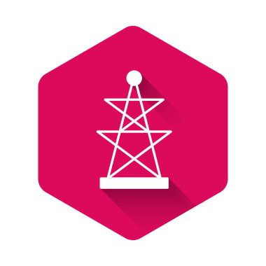 Beyaz Elektrik Kulesi uzun gölge arkaplan izole edilmiş bir güç hattı ikonunu desteklemek için kullanılır. Yüksek voltajlı elektrik direği hattı. Pembe altıgen düğmesi. Vektör