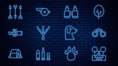 Çizgili turist çadırı, dürbün, kuş ayak izi, keskin nişancı optik görüşü, Hippi okları, Köpek ve Düdük ikonu. Vektör