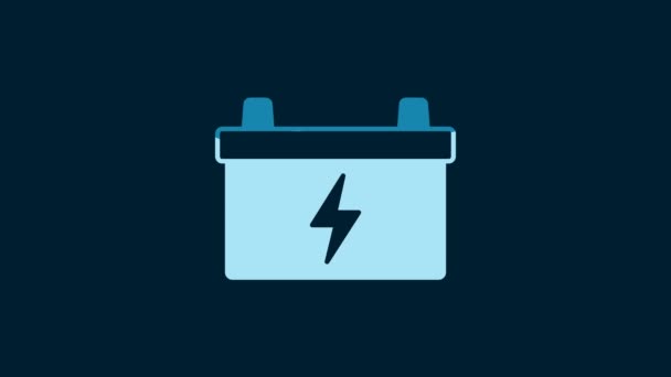 白色汽车电池图标隔离在蓝色背景 蓄电池的能量 动力和蓄电池 4K视频运动图形动画 — 图库视频影像