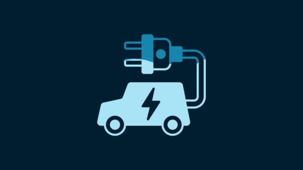 青色の背景に隔離されたホワイト電気自動車と電気ケーブルプラグ充電アイコン 再生可能エネルギー技術 4Kビデオモーショングラフィックアニメーション — ストック動画