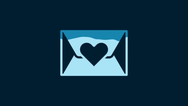 青の背景に隔離されたバレンタインハートアイコンを持つホワイトエンベロープ 愛のメッセージ 手紙の愛とロマンス 4Kビデオモーショングラフィックアニメーション — ストック動画