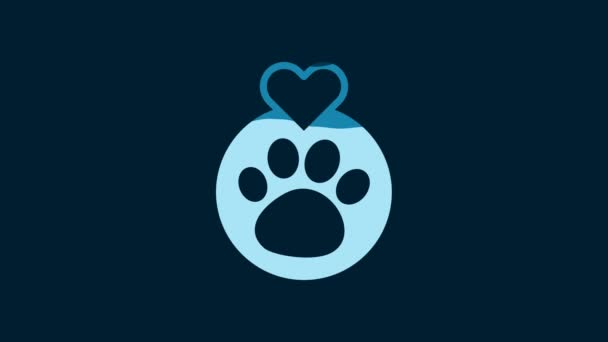 白色心脏与动物脚印图标隔离在蓝色背景 宠物的爪子在心脏 对动物的爱4K视频运动图形动画 — 图库视频影像