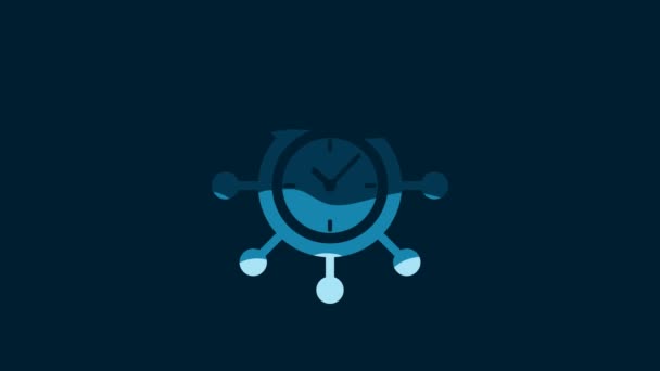 白い時計とギアアイコンは青の背景に隔離されています 時間管理のシンボル ビジネスコンセプト ハブとスポークとクロック固体アイコン 4Kビデオモーショングラフィックアニメーション — ストック動画