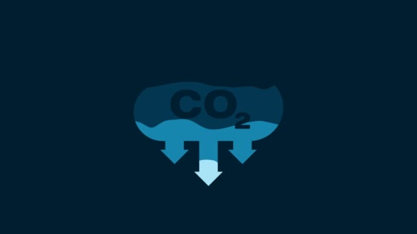 青い背景に隔離された雲のアイコンの白いCo2排出量 二酸化炭素の公式記号 スモッグ汚染の概念 環境の概念 4Kビデオモーショングラフィックアニメーション — ストック動画
