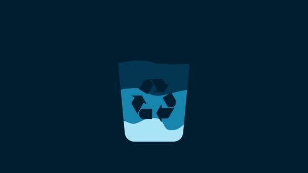 Λευκό Κάδο Ανακύκλωσης Εικονίδιο Του Συμβόλου Ανακύκλωσης Που Απομονώνεται Μπλε — Αρχείο Βίντεο