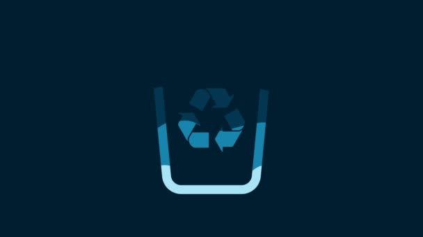 青色の背景に隔離されたリサイクルシンボルアイコンを持つ白いごみ箱 ゴミはアイコンになる ゴミのゴミ箱の看板 リサイクルバスケットのサイン 4Kビデオモーショングラフィックアニメーション — ストック動画