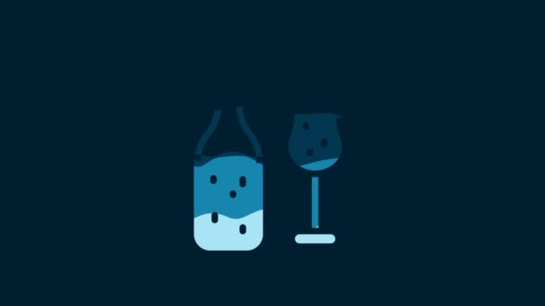ブルーを基調としたホワイトビールボトルとガラスのアイコン アルコール飲料のシンボル 4Kビデオモーショングラフィックアニメーション — ストック動画