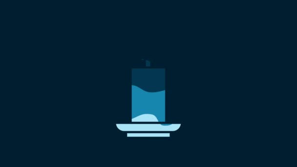 白色燃烧的蜡烛图标孤立在蓝色的背景上 圆柱形蜡烛与燃烧的火焰粘在一起 4K视频运动图形动画 — 图库视频影像