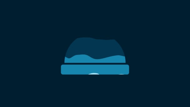 白いビーニー帽子のアイコンは青の背景に隔離されています 4Kビデオモーショングラフィックアニメーション — ストック動画