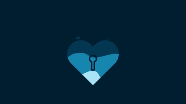 青の背景に隔離されたハートアイコンの形をした白い城 心をロックした 愛のシンボルと鍵穴の標識 4Kビデオモーショングラフィックアニメーション — ストック動画