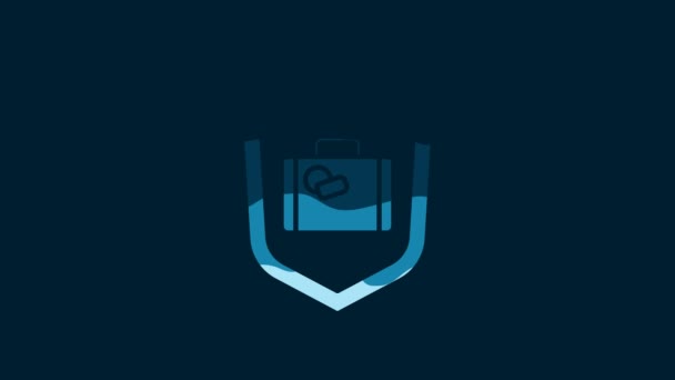 ブルーの背景にシールドアイコンが隔離されたホワイトトラベルスーツケース 旅行手荷物保険 セキュリティ 安全性 保護の概念 4Kビデオモーショングラフィックアニメーション — ストック動画
