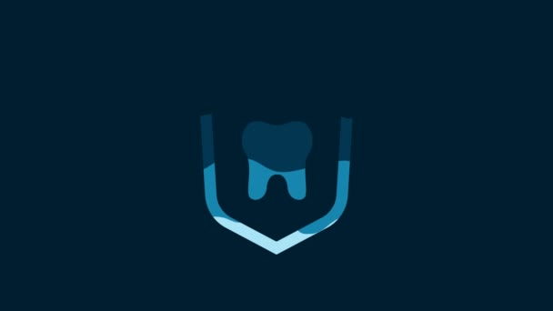 Белый Значок Защиты Зубов Выделен Синем Фоне Логотип Зуба Щите — стоковое видео