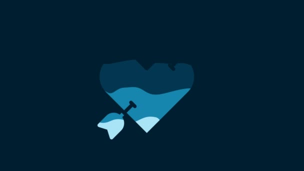 青の背景にハートと矢印のアイコンが隔離されたホワイトアミュールのシンボル 愛のサインだ バレンタインシンボル 4Kビデオモーショングラフィックアニメーション — ストック動画