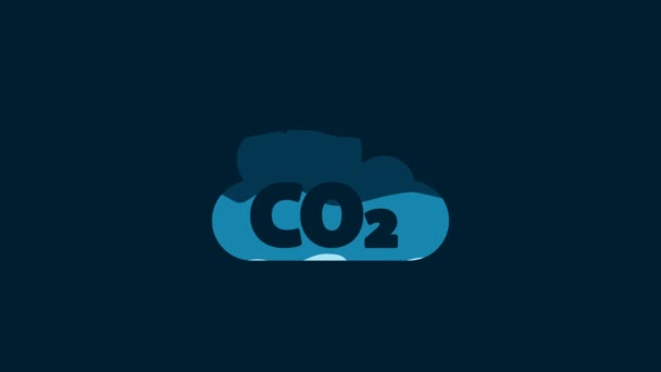 青い背景に隔離された雲のアイコンの白いCo2排出量 二酸化炭素の公式 スモッグ汚染の概念 環境概念 4Kビデオモーショングラフィックアニメーション — ストック動画