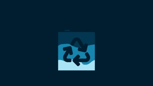 青色の背景に隔離されたリサイクルアイコンとホワイトペーパーショッピングバッグ リサイクルシンボル付きバッグ 4Kビデオモーショングラフィックアニメーション — ストック動画