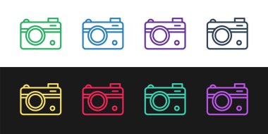 Fotoğraf makinesi simgesini siyah beyaz arkaplanda izole et. Foto kamera. Dijital fotoğrafçılık. Vektör.