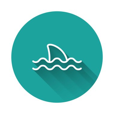 Okyanus dalgası ikonunda beyaz çizgi köpekbalığı yüzgeci uzun gölge arkaplanı ile izole. Yeşil daire düğmesi. Vektör.