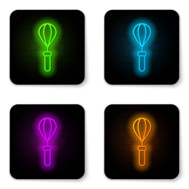 Parlayan neon hattı Mutfak çırpma simgesi beyaz arkaplanda izole edildi. Mutfak aletleri, yumurta çırpıcı. Çatal bıçak seti. Yemek karışımı sembolü. Siyah kare düğme. Vektör.