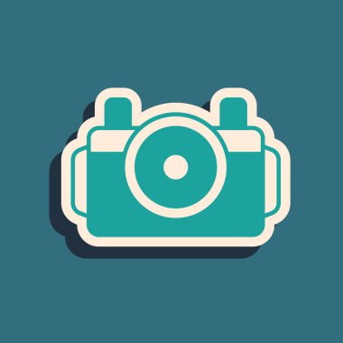 Dalgıç simgesi için yeşil fotoğraf makinesi yeşil arkaplanda izole edildi. Fotoğraf makinesi simgesi. Su altı ekipmanları. Uzun gölge tarzı. Vektör.
