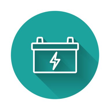 Beyaz çizgili araba aküsü ikonu uzun gölge arkaplanlı. Akümülatör bataryası enerji ve elektrik akümülatörü bataryası. Yeşil daire düğmesi. Vektör